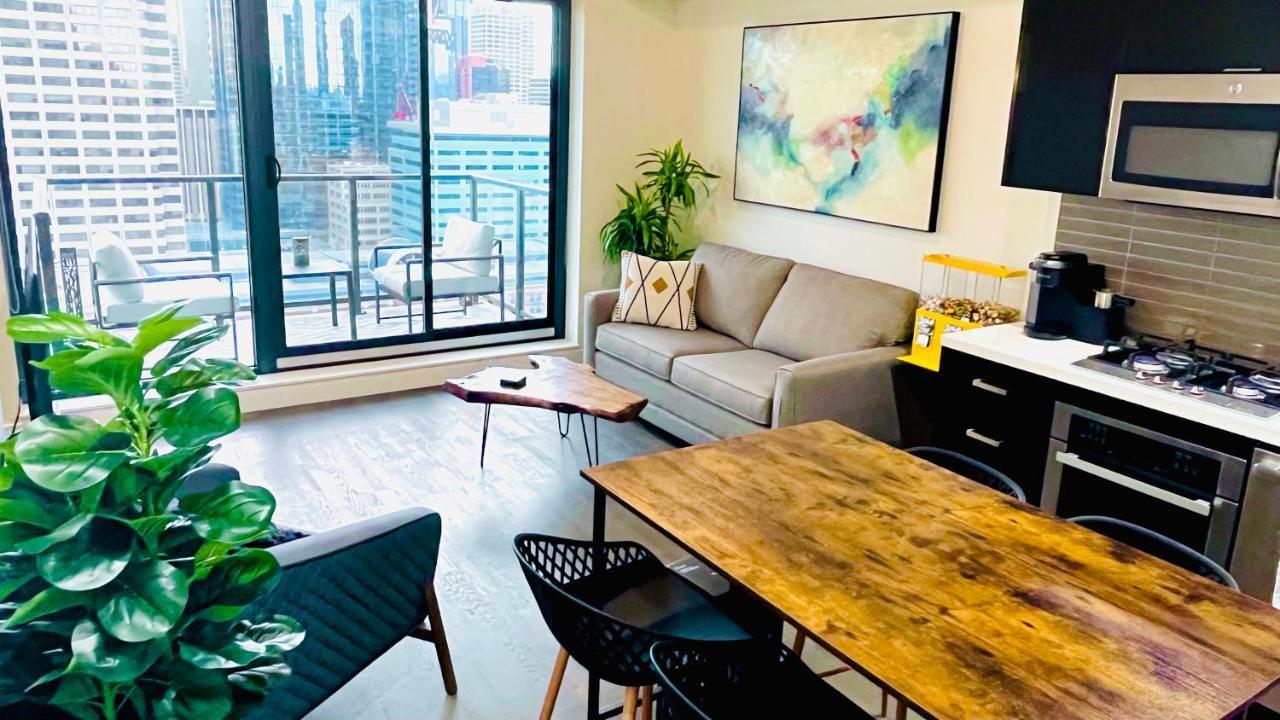 Luxury Downtown Sunset Getaway: Urban Oasis with Kitchen & Gym Apartment Calgary Exterior photo